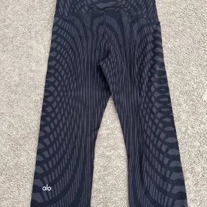 ALO Yoga Capri Legging Black/Gray Large